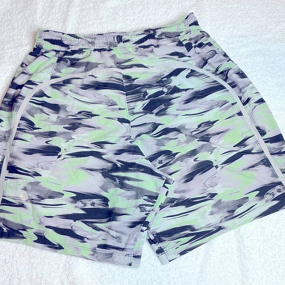 Lululemon Athletica men’s Green and Black Athletic Shorts camouflage size S - Picture 4 of 8